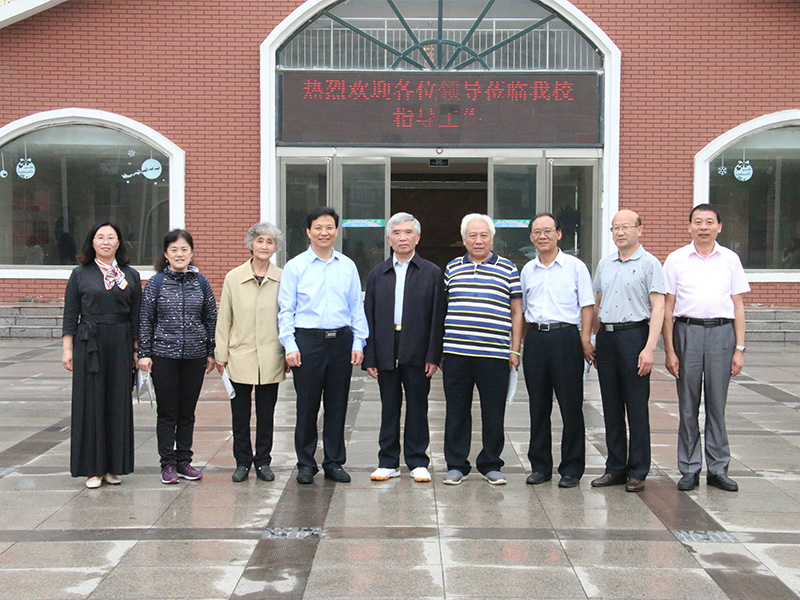 5月25日，北京大學(xué)原副校長林鈞敬等一行來到鶴壁科達學(xué)校指導(dǎo)工作